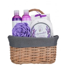 Geschenkkorb mit Kosmetik und Lavendelöl