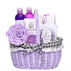 Geschenkkorb mit Kosmetik und Lavendelöl