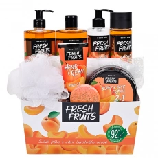 Geschenkverpackung mit Kosmetik mit Aprikosenöl