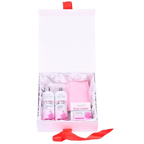 Geschenkbox mit Kosmetik und Rosenwasser