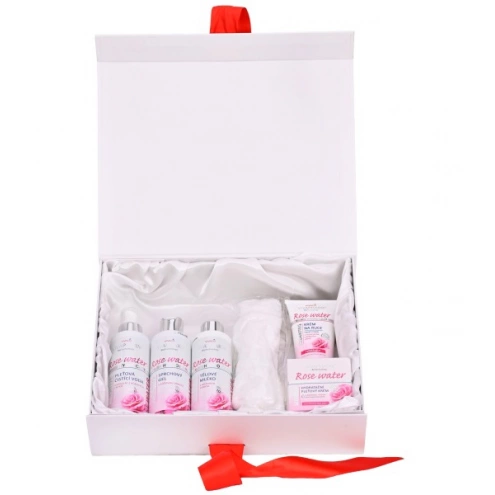 Geschenkverpackung mit Kosmetik und Rosenwasser