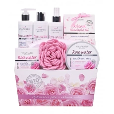 Geschenkverpackung mit Kosmetik und Rosenwasser