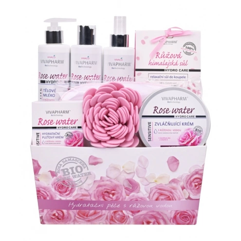 Geschenkverpackung mit Kosmetik und Rosenwasser